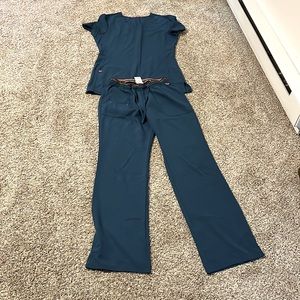 HeartSoul scrubs size small in a dark teal